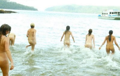 Изображения обнаженных красоток на песчаном берегу