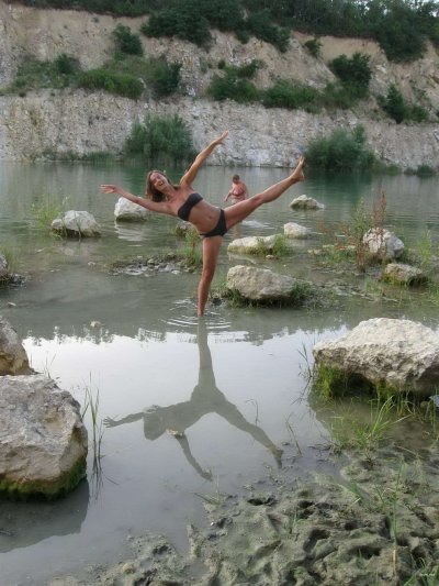 Баба показывает сиськи на пляже