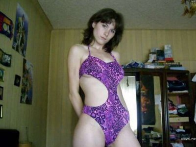 Большегрудая красотка в черном