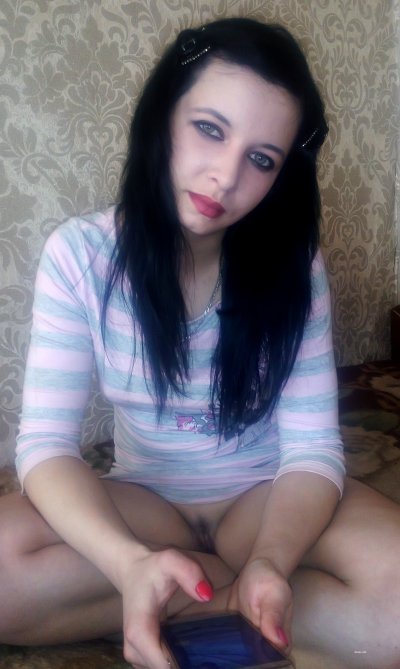 Горячая шатенка фоткает себя в откровенной позе