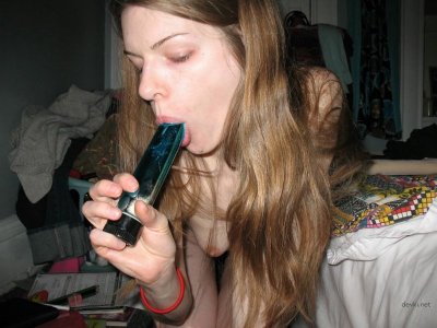 Пытается достичь оргазма с помощью секс-игрушки на фото для взрослых