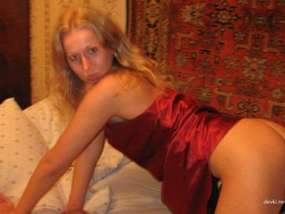 Расслабься и наслаждайся, горячая красотка плавно снимает одежду.