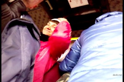 Шпионит за самоудовлетворением в транспорте: малышка наблюдает за мастурбацией