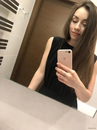 Сексапильная красотка с татуировкой любит возбуждать свою промежность