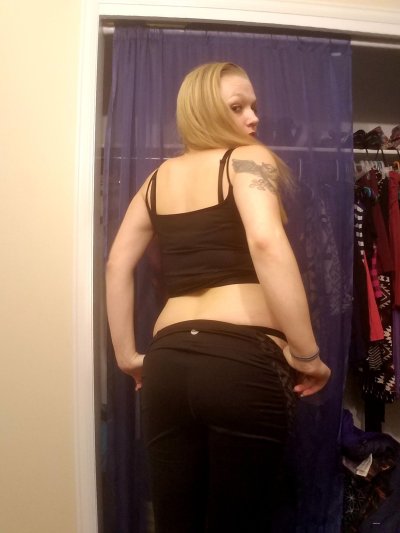 Шикарная красотка с татуировкой и пирсингом в носу показывает свое обнаженное тело на частных фото