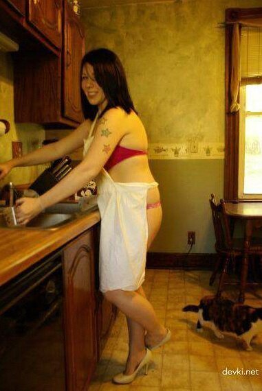 Сексуальная красотка в чулках: искусительная женщина в интимном наряде