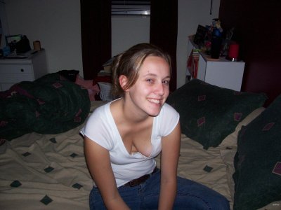 Развратная блондинка делает минет на постели