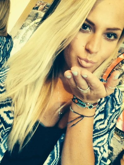 Обнаженная блондинка с идеальной попкой фотографирует свои интимные моменты