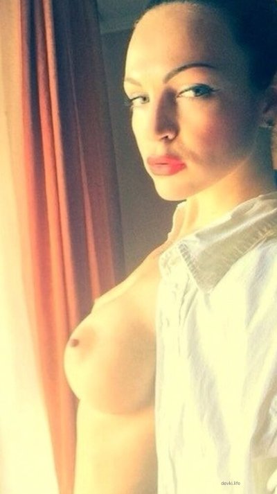 Развратная красотка демонстрирует свои прелести