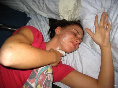 Конча на морде у красотки: горячее финишное прикосновение