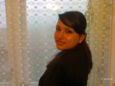 Трогает толстый пенис своего мужчины, наслаждается игрой