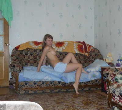 Оголенная красавица ищет развлечения и не знает, как себя занять!