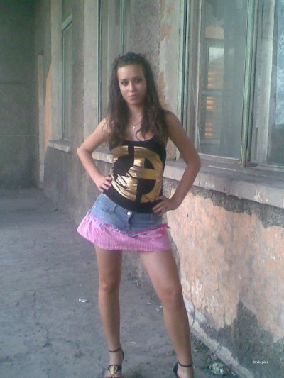 Дамочка наслаждается вниманием публики, она в своем элементе.