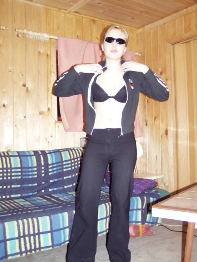 Застенчивая красотка сосет член парню