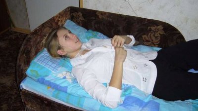 Очаровательная девушка балует нас минетом и позирует без одежды