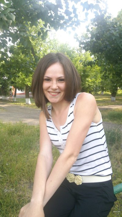 Девочка плотно попадает в ладонь.