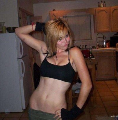 Позирует сексуально: искусные позы для эротических фото!