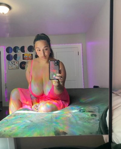 Фантастические дойки: соблазнительная красотка с огромными грудями