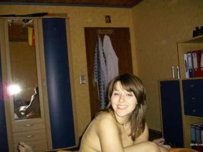 Вгоняю пальчик в киску девушке