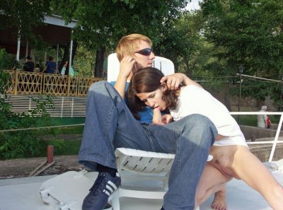 Тонкая красотка делает минет на улице