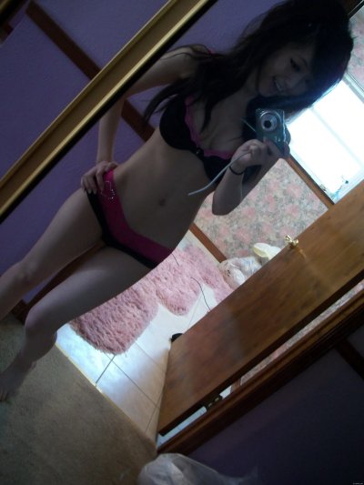 Голая девушка в возрасте 18 лет из Азии