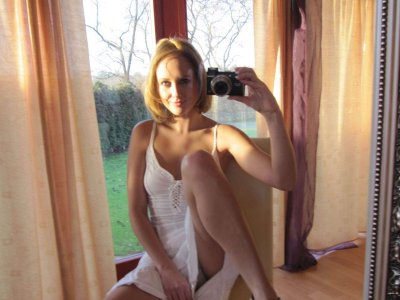 Привлекательная милашка показывает свои интимные фотографии