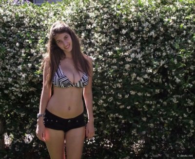 Красивая темноволосая девушка с великолепными природными грудями - обнаженные фотографии