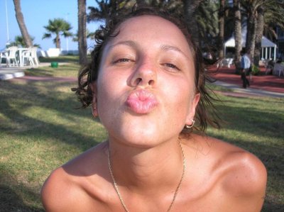 Девчонка без лифчика загорает на пляже