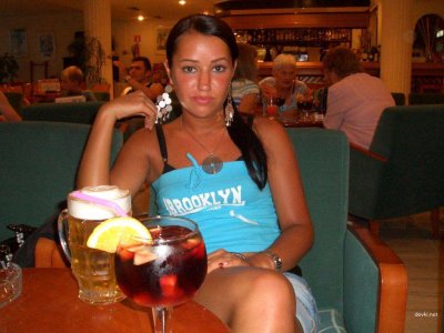 Отличная красотка делает минет.