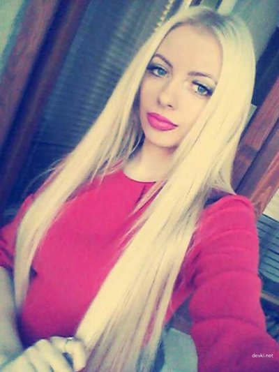 Симпатичная девушка с Западной Украины фотографирует себя.