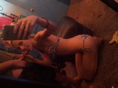 Сучка демонстрирует киску и сосет хуй