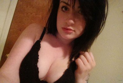 Интимное видео сучки, обожающей отсасывать хер.