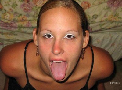 Шлюшка обожает сосать член