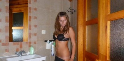 Обнаженная кокетка в горячих фото с похотливой грудью