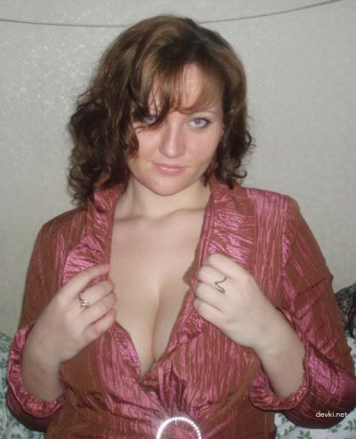 Девушка показывает, как её ласкают пареньки