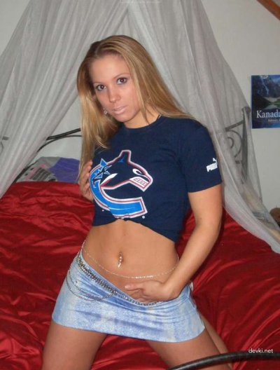 Пышная красотка с огненными волосами