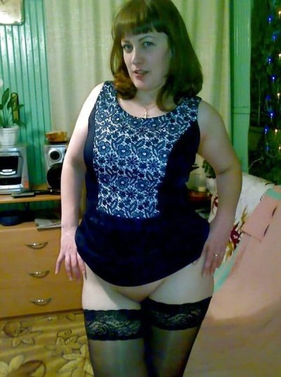 Сексуальная жена удовлетворяет себя в канун Нового Года