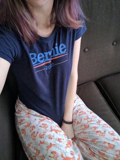 Девчонка насыпает в себя вибратор