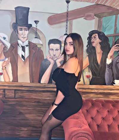 Сексуальная Полина нежно ласкает свою промежность