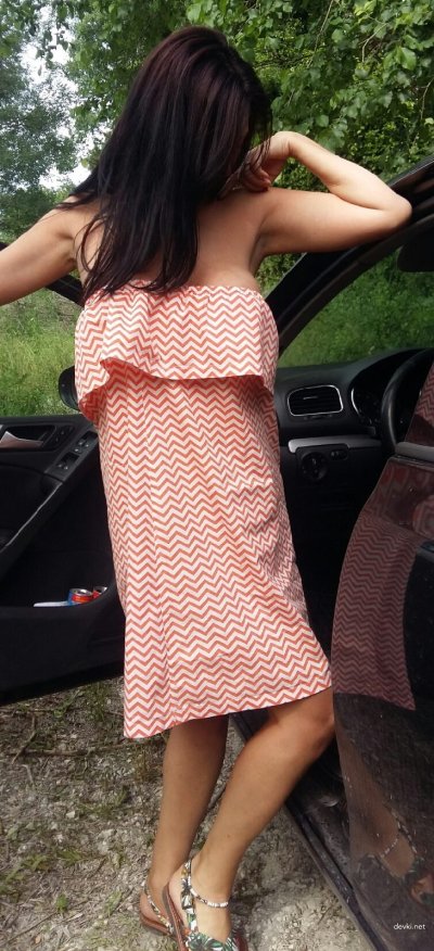 Шикарная дама без одежды на кресле в автомобиле