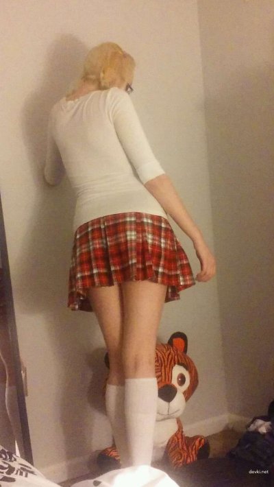 Школьница без трусиков: молодая студентка 18+