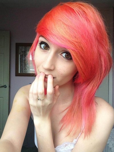 Развратная красотка в разнообразных нарядах обнажается и трахается