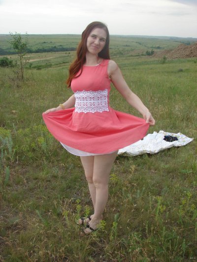 Девушка раздевается на открытой природе, показывает свои прелести