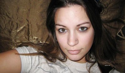 Красотка без одежды позирует с мягким тигренком