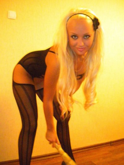 Очаровательная блондинка в соблазнительном нижнем белье