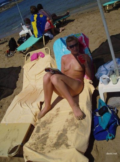 Стройная красотка после отдыха делает минет