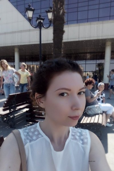 Девушка показывает интимные места на камеру