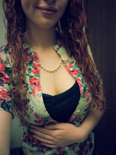 Привлекательные формы у огненной красотки: обольстительные изгибы у рыжей красотки