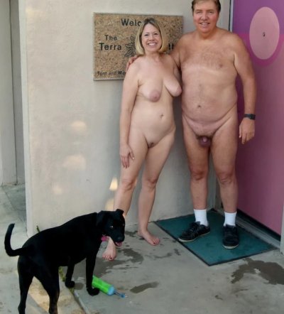 Голая красотка с огромными кружевами