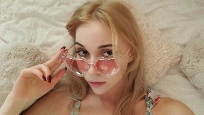 Горячая блондиночка с возбужденными сосочками ждет тебя!